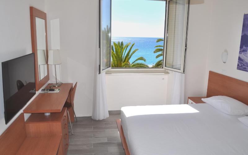 Standard Triple Room with Balcony and Sea View image 3