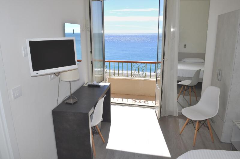 Single Room with Balcony and Sea View image 3