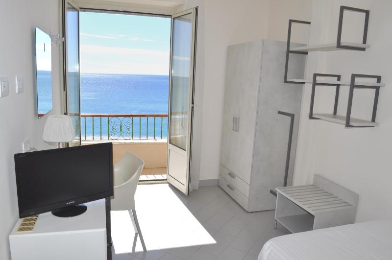 Single Room with Balcony and Sea View image 2
