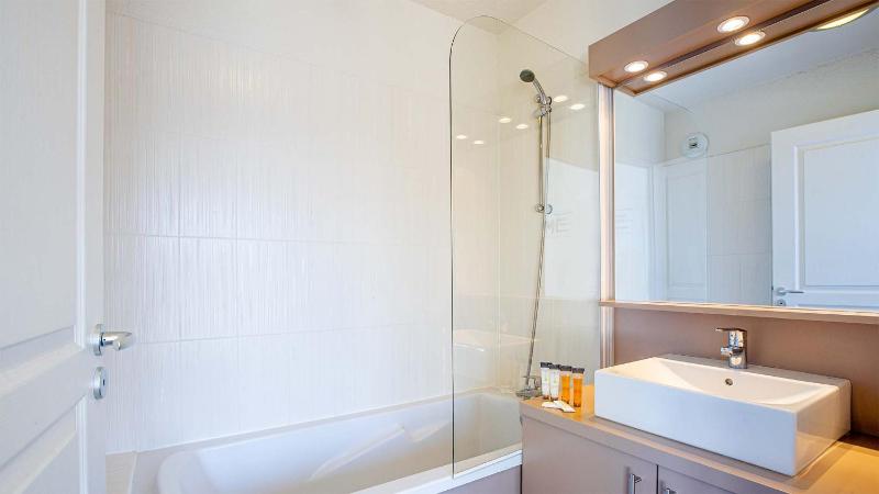One-Bedroom Apartment (5 Adults) image 2