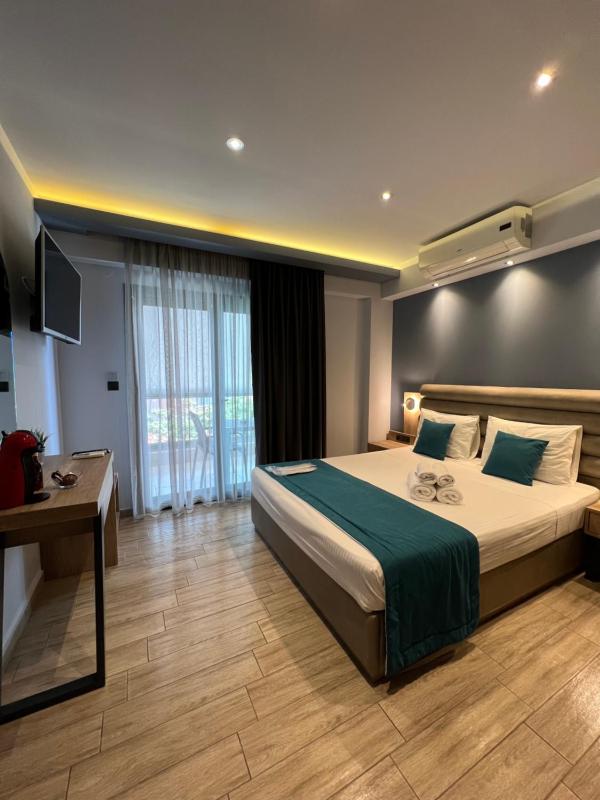 Deluxe Double Room with Balcony image 3