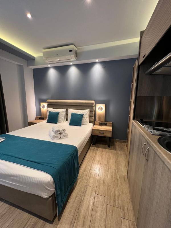 Deluxe Double Room with Balcony image 4