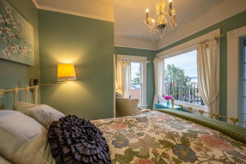 Queen Room with Balcony image 3