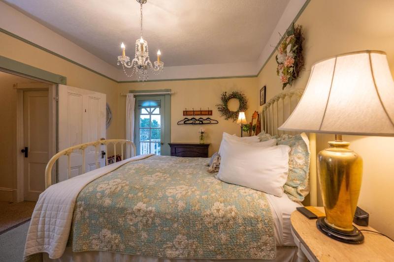 Queen Room image 2