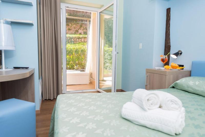 Superior Double Room with Garden View image 4