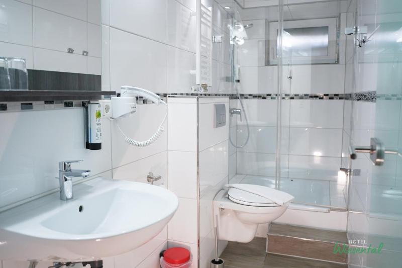 Economy Double or Twin Room image 4
