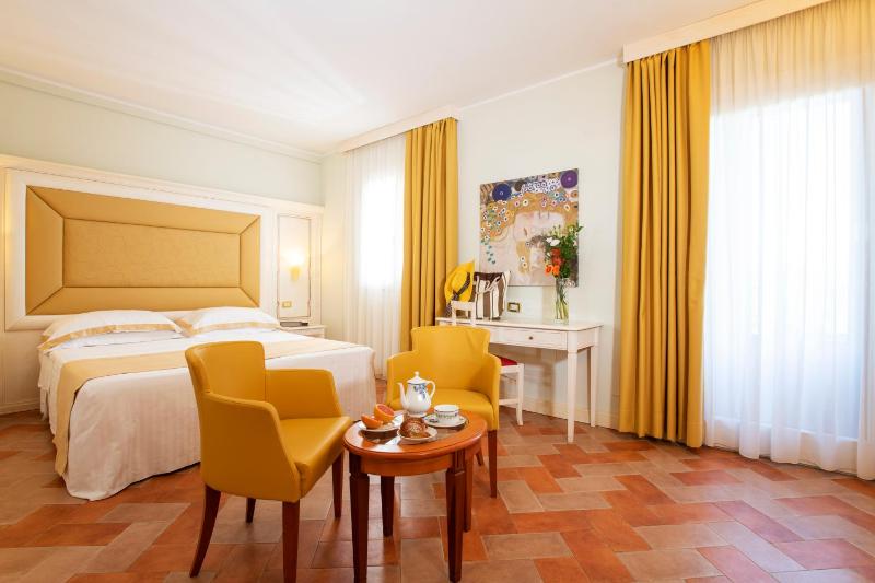 Double Room image 3