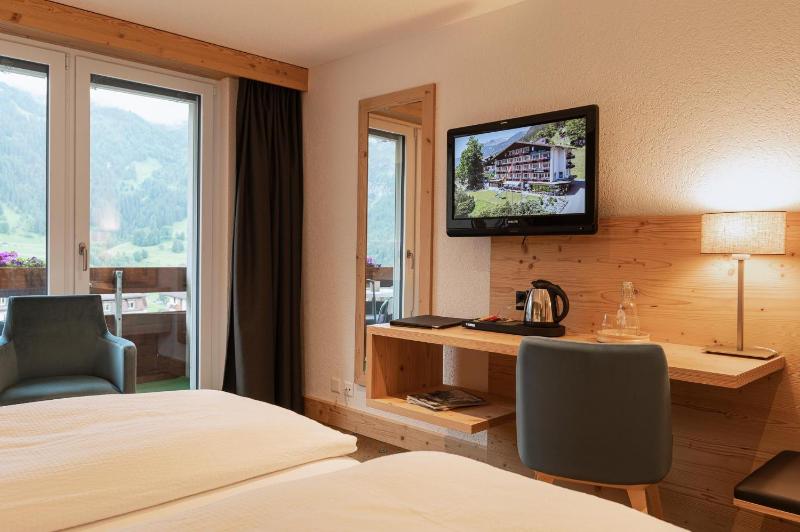 Superior Twin Room with Balcony image 3