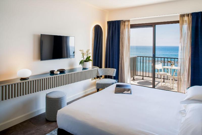 Deluxe Double Room with Sea View image 4