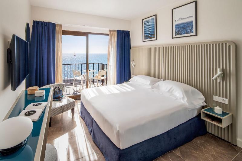 Superior Double Room with Sea View image 3