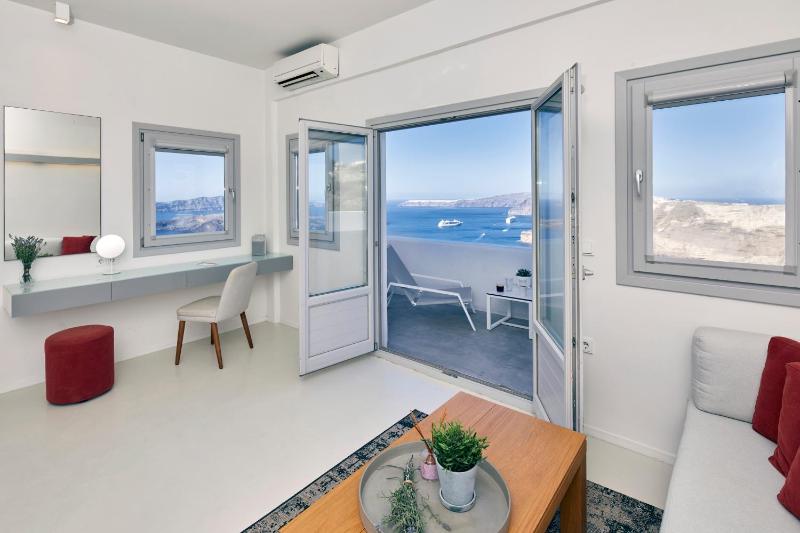 Red Suite with Heated Plunge Pool and Caldera View image 4