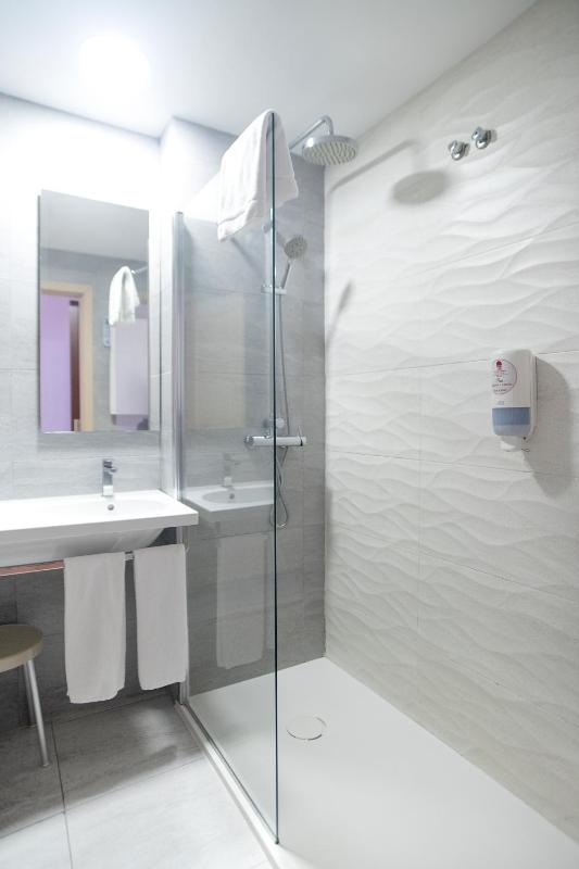 Standard Single Room image 3