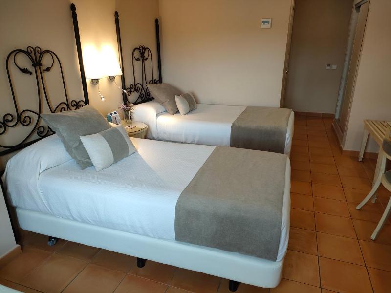 Double or Twin Room image 3