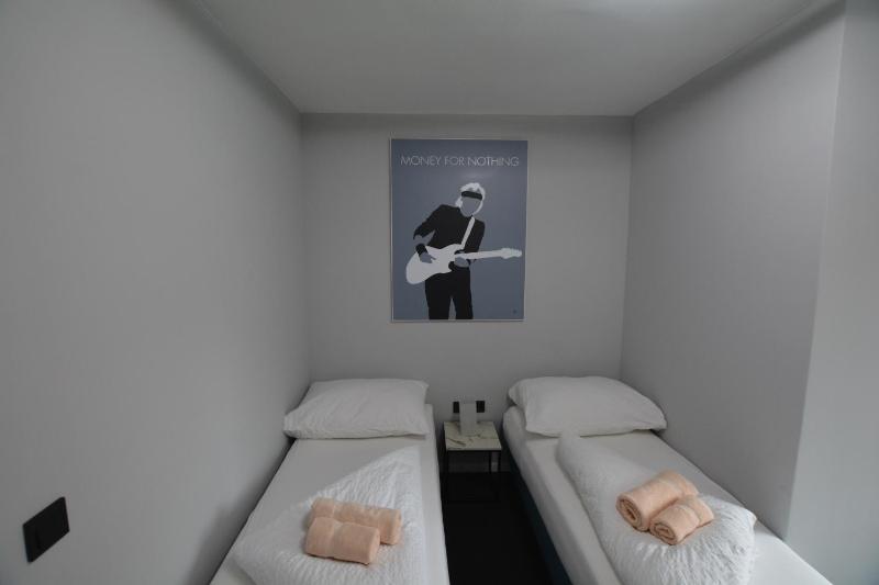 Twin Room image 3