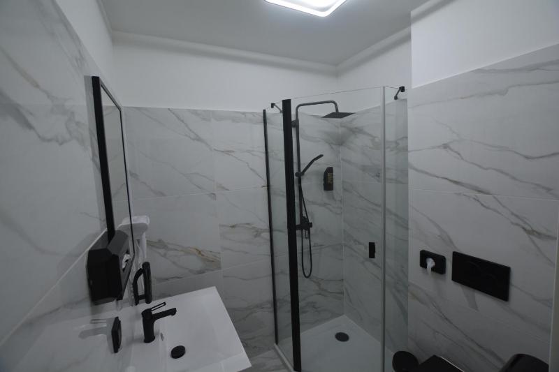 Double Room image 4