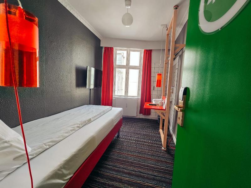 Single Room with Shared Bathroom image 3