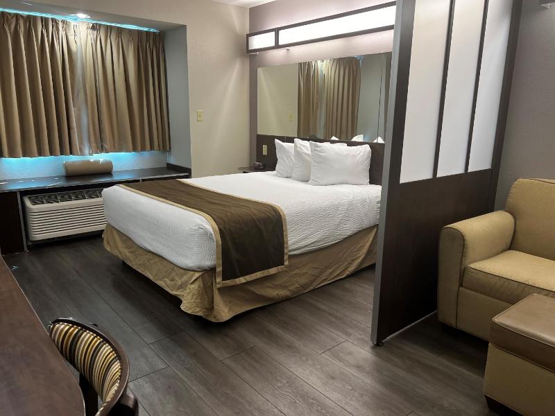 Queen Suite - Disability Access/Non-Smoking image 1