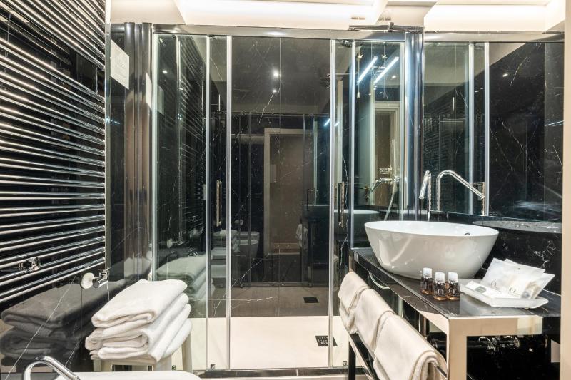 Superior Double Room with Extra Bed image 2