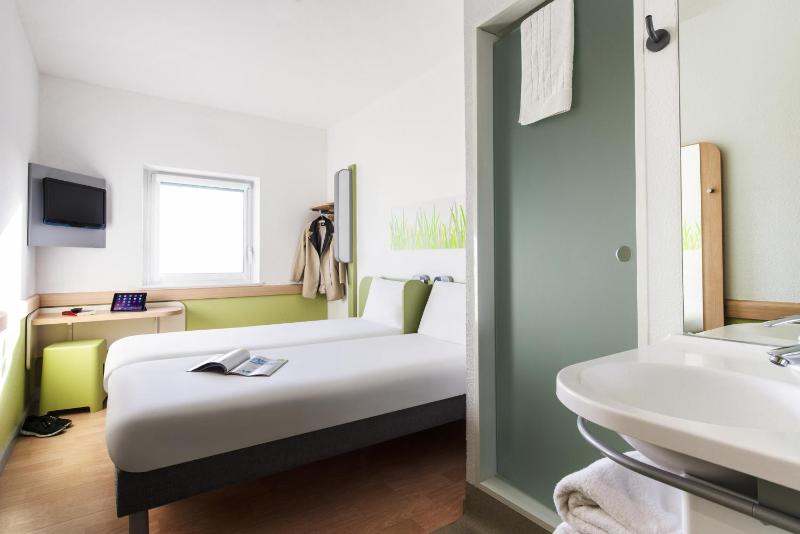 Twin Room image 2