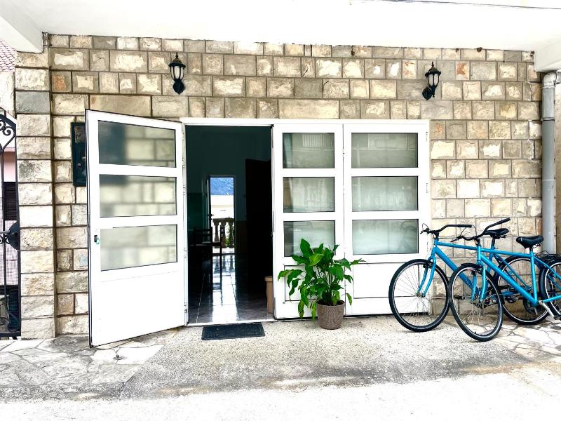 One-Bedroom Apartment image 3