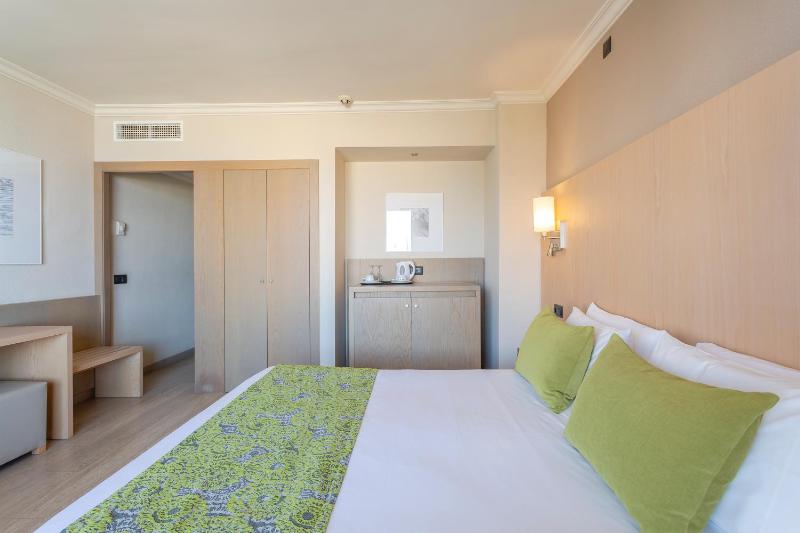 Standard Double Room image 4