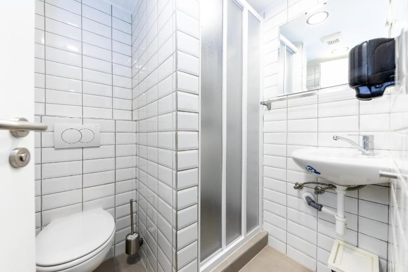 Bed in 8-Bed Dormitory Room with Private Bathroom image 4