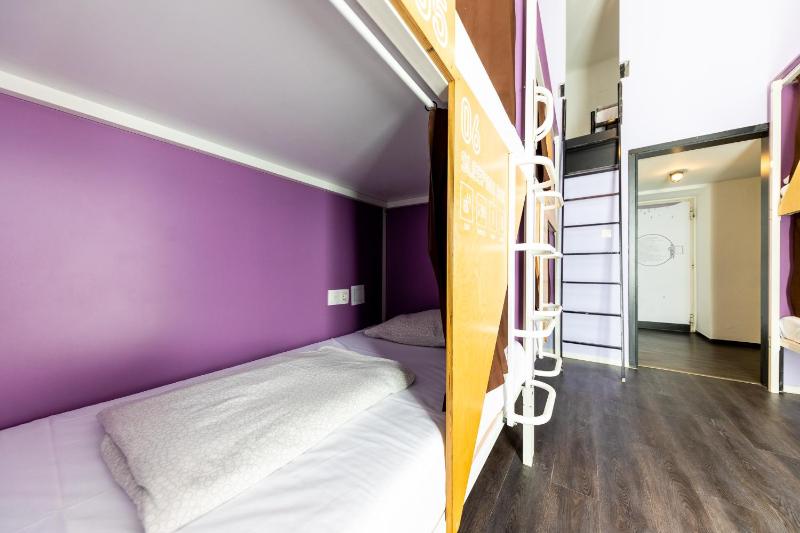 Bed in 8-Bed Dormitory Room with Private Bathroom image 3