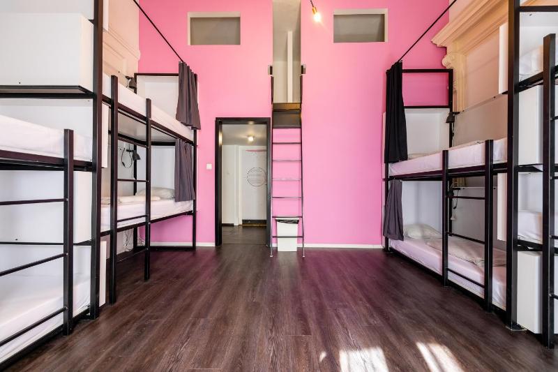 Bed in 10-Bed Dormitory Room with Private Bathroom image 2