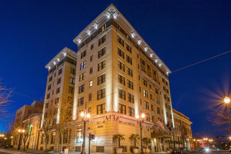 Hotel DeLuxe - image 1