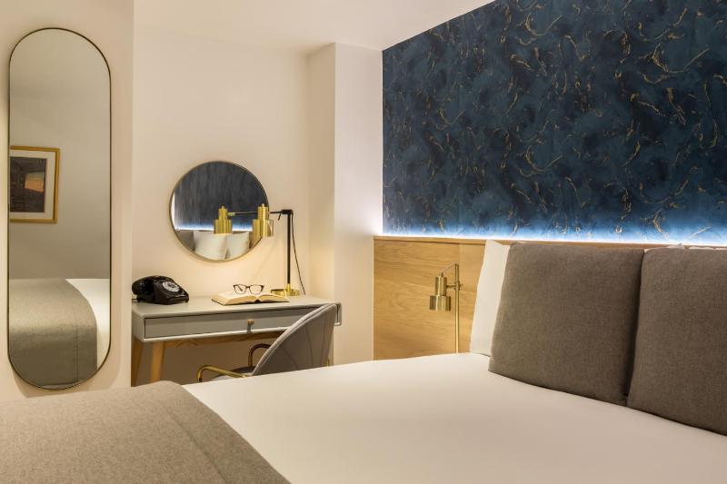 Standard Queen Room - Disability Access image 4