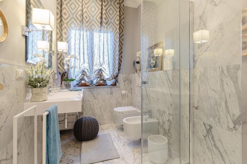 Graziella LUXURY APARTMENT 2 bedrooms Terrace and Private Parking downtown Lucca - image 10