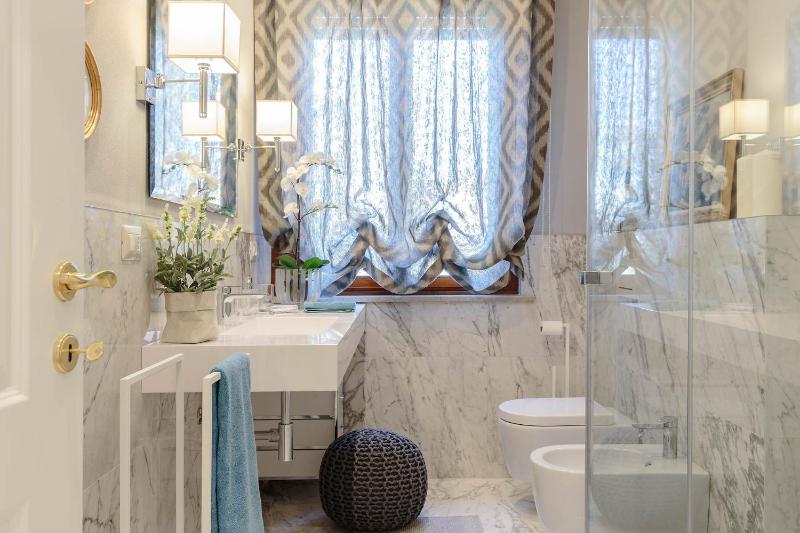 Graziella LUXURY APARTMENT 2 bedrooms Terrace and Private Parking downtown Lucca - image 5