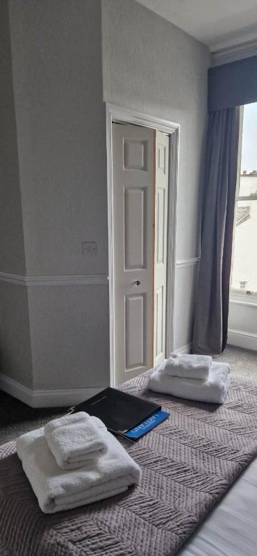Double Room with Lake View image 3