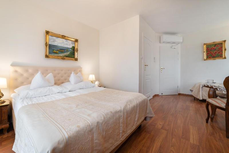 Triple Room with Bathroom image 3