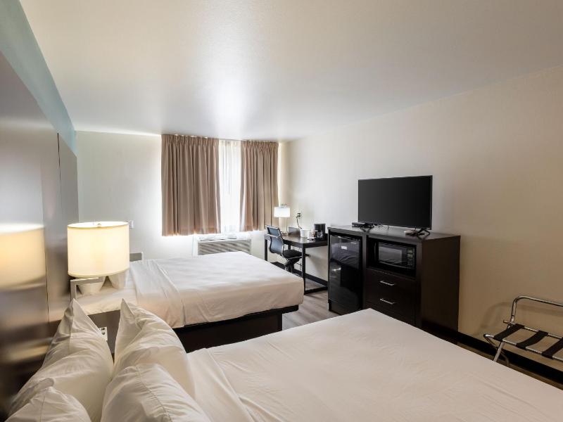 Queen Room with Two Queen Beds - Non-Smoking image 1