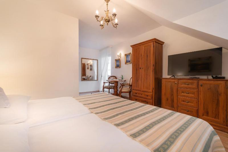 Double Room image 4