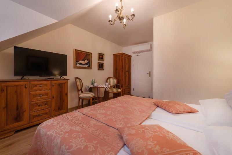 Double Room image 4