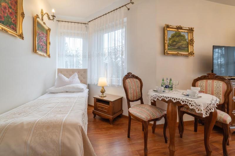 Triple Room with Bathroom image 4