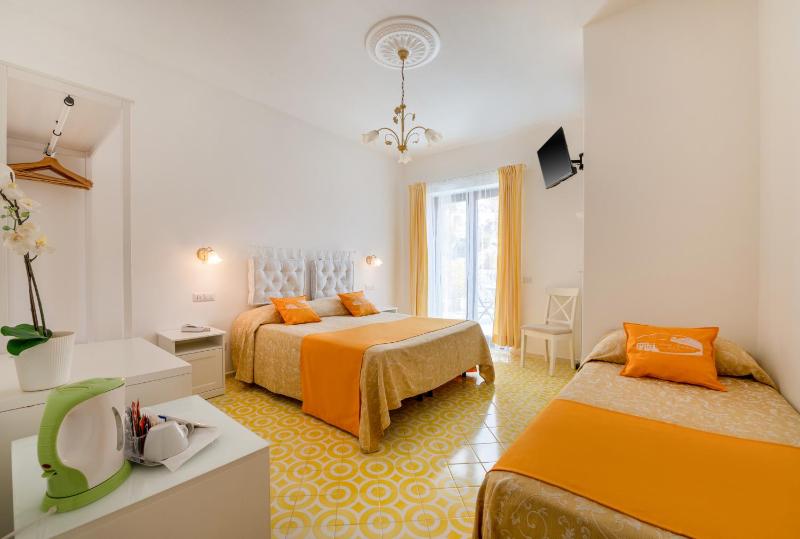Triple Room with Sea View image 3