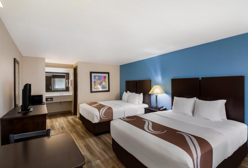 Queen Room with Two Queen Beds - Non-Smoking image 3