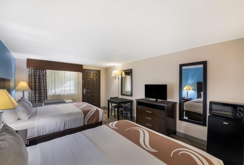 Queen Room with Two Queen Beds - Non-Smoking image 4