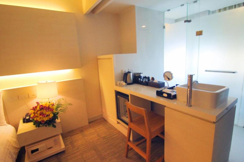 Grand Deluxe King Room image 3