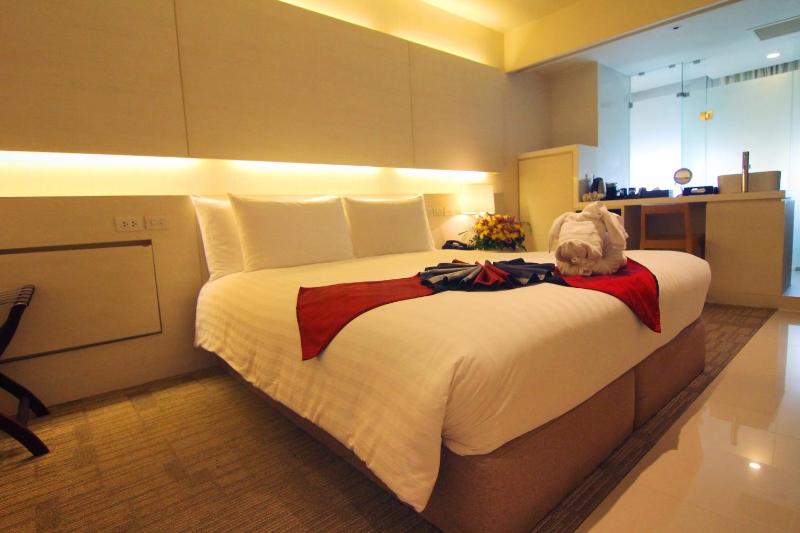 Grand Deluxe King Room image 2