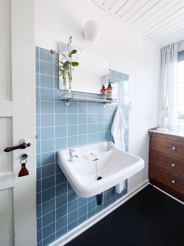 Single Room with Shared Bathroom image 3
