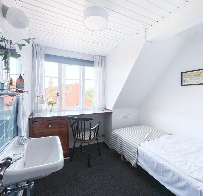 Single Room with Shared Bathroom image 2