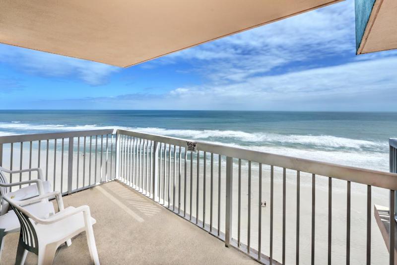Queen Room with Two Queen Beds and Kitchen - Ocean Front image 2