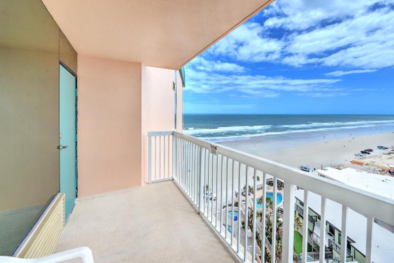 Queen Room with Two Queen Beds and Kitchen - Ocean View image 2