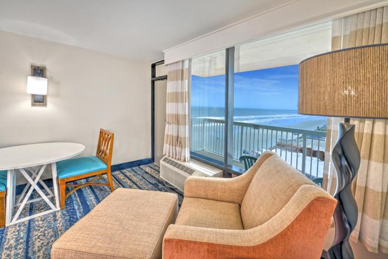 Queen Room with Two Queen Beds and Kitchen - Ocean View image 3