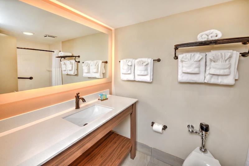 Queen Room with Two Queen Beds - Ocean View image 4