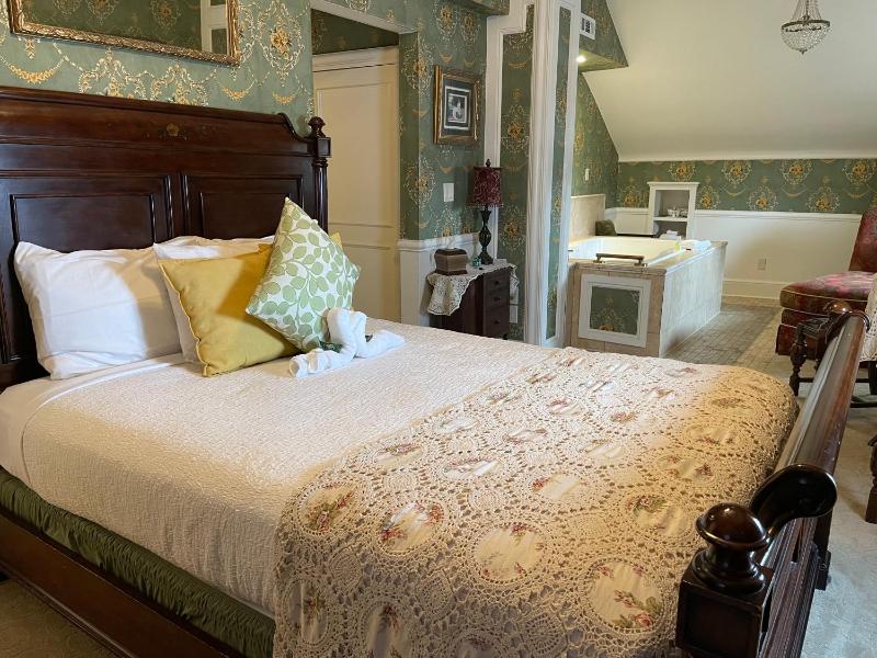 Queen Room with Spa Bath image 1